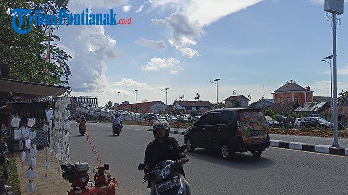 Kemacetan terjadi di turunan Duplikasi Jembatan Kapuas 1 tepat pukul 14.12 atau sebelum jam pulang kerja. Pantauan Tribun Pontianak Senin 25 Maret 2024.