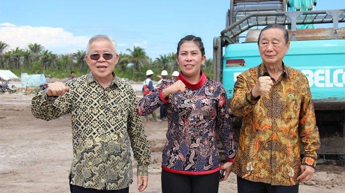 Tjhai Chui Mie (tengah) foto bersama Pui Sudarto (kiri) dan Heru Budihartono (kanan).