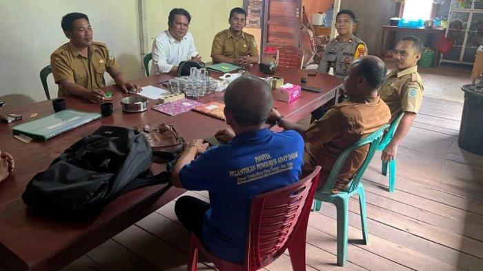 JAGA KEAMANAN - Kapolsek Toba, Iptu Arnold Rocky Montolalu, menggelar silaturahmi dengan sejumlah tokoh masyarakat di Kecamatan Toba, Selasa 18 Maret 2025. Kegiatan ini bertujuan untuk menciptakan situasi yang kondusif serta meningkatkan peran aktif masyarakat dalam menjaga keamanan wilayah.