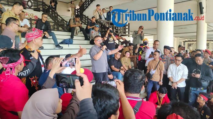 TOLAK TRANSMIGRASI - Ketua DPRD Kalimantan Barat, Aloysius, memberikan pernyataan usai menerima aksi unjuk rasa penolakan program transmigrasi sepihak di halaman Kantor DPRD Kalbar, Senin 21 Juli 2025. Ia menegaskan dukungan penuh terhadap aspirasi masyarakat dan menolak keras kebijakan yang dinilai merugikan Kalbar.