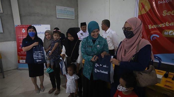 Tribun Pontianak salurkan telur kepada 31 anak asuh di Gedung Serbaguna Teluk Kapuas  Jalan Adi Sucipto Desa Teluk Kapuas Kecamatan Sungai Raya Kabupaten Kubu Raya, Rabu 23 Agustus 2023. 