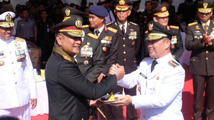 NASI TUMPENG - Kapolda Kalbar Irjen Pol. Pipit Rismanto serahkan nasi tumpeng kepada Gubernur Kalbar Ria Norsan, di Kantor Gubernur Kalbar, Selasa 1 Juli 2025. Peringatan Bhayangkara ke-79 bukan hanya tentang seremonial, tetapi momentum memperkuat semangat reformasi internal Polri serta meningkatkan kualitas pelayanan kepada masyarakat