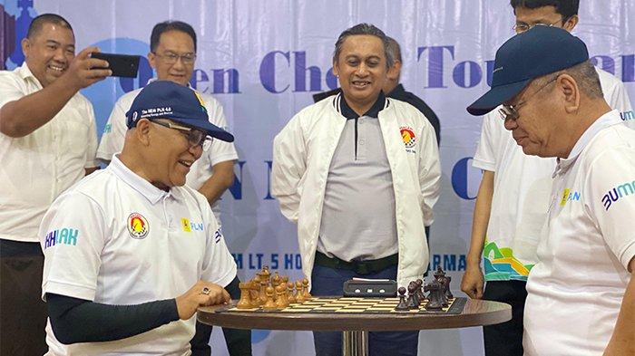 Penjabat Gubernur Kalimantan Barat, Harisson, bersama General Manager PLN UID Kalbar, Wahyu Jatmiko, bermain catur pada kegiatan turnamen Catur Cepat Open Chess Tournament PLN Mobile Cup 2023 di aula Ulin Room lantai 5, Hotel Kapuas Dharma Pontianak,Sabtu 16 Desember 2023.