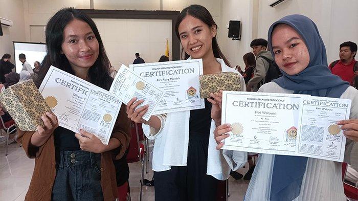 Universitas Panca Bhakti Pontianak melakukan Closing Event English Training Kerjasama UPB dan Internasional Centre For English Excellence (ICEE) di Gedung Graha UPB, Jalan Komy Yos Sudarso, Jumat 14 Juli 2023.