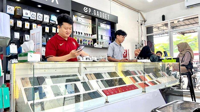 Upgadget toko gadget terlengkap di Kota Pontianak. Letaknya di Jalan Urai Bawadi samping Indomaret.