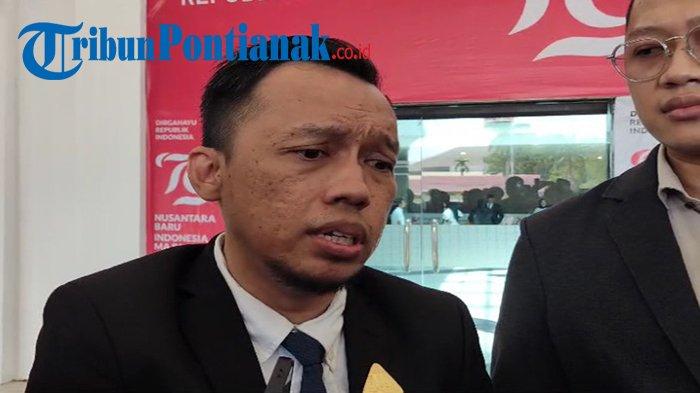 Kuasa hukum tersangka HA anggota DPRD terpilih Kota Singkawang masa jabatan 2024-2029 atas kasus asusila anak di bawah umur, Akbar Hidayatullah, saat diwawancarai oleh awak media pada Selasa, 17 September 2024, usai pelantikan Anggota DPRD Kota Singkawang di Gedung Wali Kota Singkawang