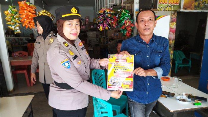 IPTU Indah Sri Wilujeng, S.H sampaikan brosur kepada warga, Senin 16 September 2024