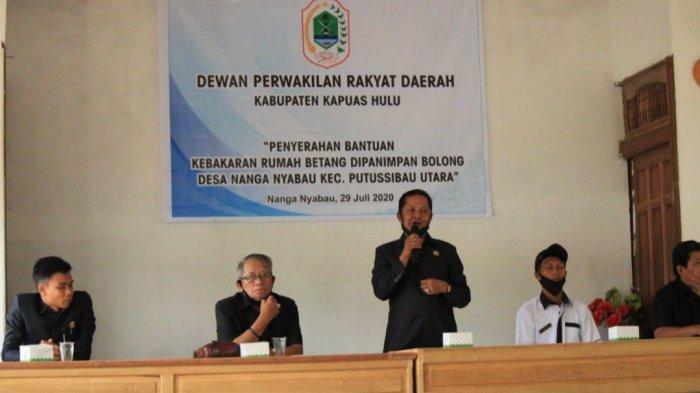 SAMBUTAN - Wakil Ketua DPRD Kapuas Hulu Razali saat memberikan kata sambutan dalam kunjungan kerja pada korban kebakaran Rumah Betang di Desa Nanga Nyabau Kecamatan Putussibau Utara, Rabu (29/7/2020).