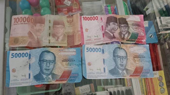 UANG PALSU - Uang palsu yang diterima Suhri, pemilik warung, di Gang Mulia, Jalan Tanjung Raya 1, Kecamatan Pontianak Timur, Kota Pontianak. Ia telah ditipu uang palsu selama dua hari berturut pada 21-22 Juni 2025.