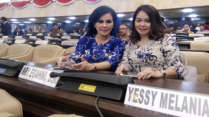 Yessy Melania (kanan) anggota DPR RI Dapil Kalbar II