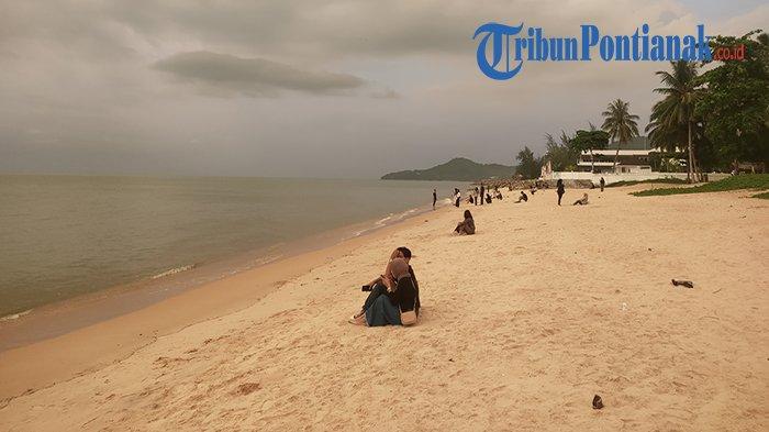 Keramaian pengunjung di Pantai Gratis Kota Singkawang, Kalimantan Barat, Jumat 11 Agustus 2023. Tidak ada biaya tiket masuk, cukup membayar parkir saja untuk mengunjungi Pantai Gratis.