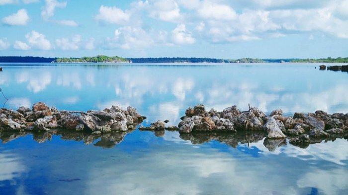  Keindahan Danau Laut Mati di Desa Sotimori, Kecamatan Landu Leko, Kabupaten Rote Ndao menghadirkan fenomena unik berupa gumpalan-gumpalan putih air laut yang membeku.
