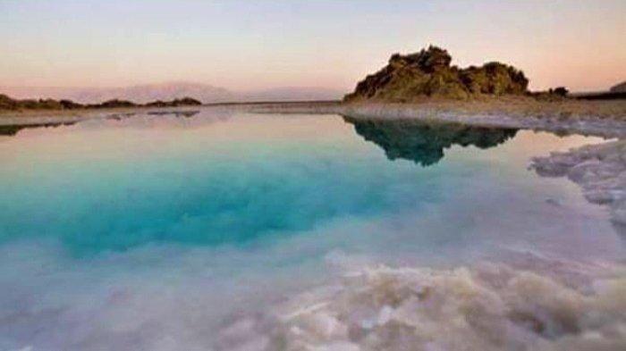  Keindahan Danau Laut Mati di Desa Sotimori, Kecamatan Landu Leko, Kabupaten Rote Ndao menghadirkan fenomena unik berupa gumpalan-gumpalan putih air laut yang membeku.