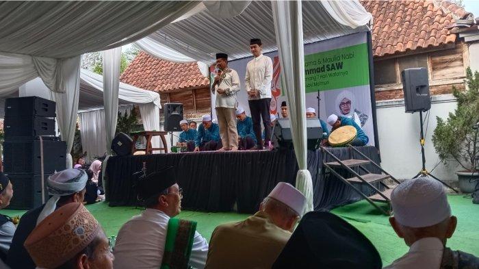Pimpinan Pondok Pesatren As-Syifa, Prof Dr HC KH.M. Muhyiddin Abdulqodir AlManafi, MA saat menghadiri tahlilan hari ke-7 meninggalnya ayahanda Dony Ahmad Munir, KH Moch Subki Ma'mun, di Burujul, Kelurahan Kota Kulon, Kecamatan Sumedang Selatan, Kabupaten Sumedang, Minggu (15/9/2024)