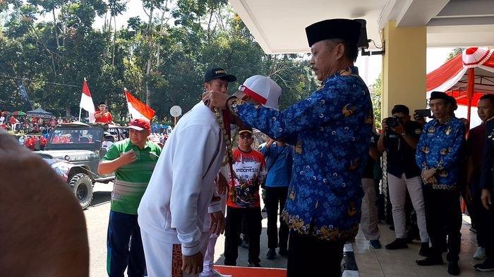 3 Atlet Peraih Medali Paralimpiade Paris 2024 asal Kabupaten Tasikmalaya mendapat sambutan meriah dari pejabat dan warga, Selasa (17/9/2024).