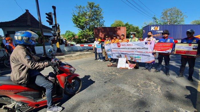 Sejumlah petugas saat sosialisasi keselamatan berlalu lintas di perlintasan kereta api Jalan Slamet Riyadi, Kecamatan Kejaksan, Kota Cirebon, Rabu (12/7/2023).