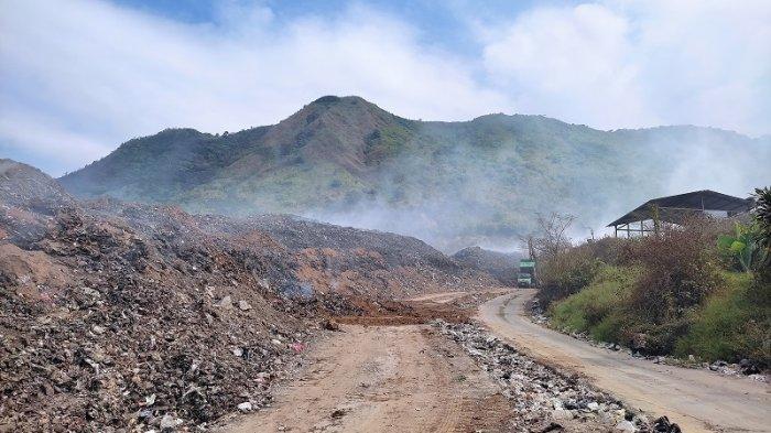 Asap yang dihasilkan dari kebakaran di Tempat Pembuangan Akhir (TPA) Pasir Bajing, Kecamatan Banyuresmi, Kabupaten Garut, Jawa Barat berdampak terhadap warga sekitar, Sabtu (22/7/2023). Api diketahui masih menyala di lokasi kejadian.
