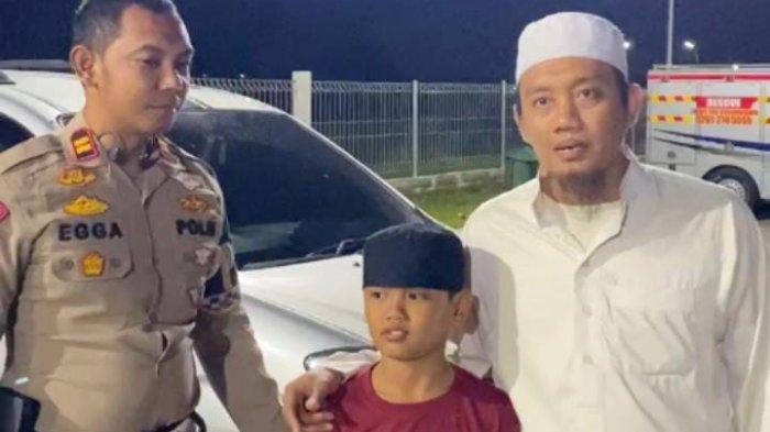 Abdul Rohman (8) santri di Pesantren Mahad Darul Atsar asal Desa Tanjungsari, Kabupaten Purwakarta yang tertinggal di Rest Area Sementara Tol Cisumdawu.