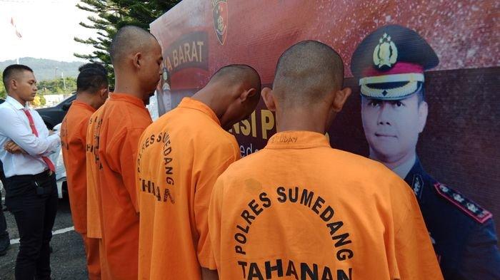 Acep Budiman (kanan), pencuri tiang internet saat diwawancara TribunJabar.id, di Mapolres Sumedang, Rabu (19/6/2024).