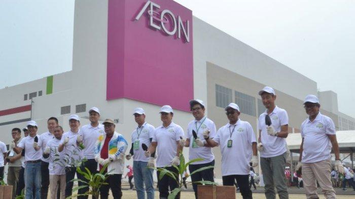 Aeon Mal Deltamas dalam memperingati hari menanam pohon Indonesia melakukan aksi nyata kepedulian dengan melakukan kegiatan 'Aeon Hometown Forest Creation' Tree Planting Festival, Sabtu (9/12/2023). Sebanyak 3000 bibit pohon dari 27 jenis, seperti rambutan, melinjo, kweni, cempaka, dan lainnya di area seluas 5000 m⊃2;.