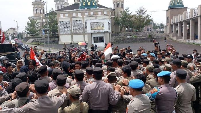 Aksi demo dilakukan perwakilan masyarakat dan mahasiswa yang berlokasi di area komplek Pemerintahan Kabupaten Tasikmalaya, Senin (2/9/2024).