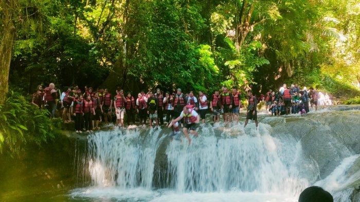 AKTIVITAS WISATAWAN - Aktivitas Wisatawan di Sungai Citumang Pangandaran Jawa Barat pada Sabtu 15 Februari 2025