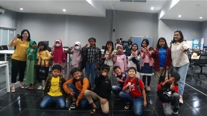 Anak-anak Mitra Driver Bandung saat Kelas Bahasa Inggris di Kantor Gojek Bandung.