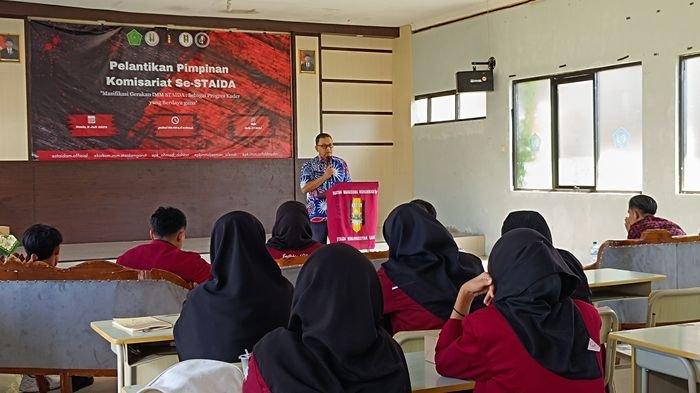 Anggota Komisi V Dewan Perwakilan Rakyat Daerah (DPRD) Jawa Barat, H. Enjang Tedi,M.Sos sosialisasikan agenda Pilkada 2024 di Sekolah Tinggi Agama Islam Darul Arqam (STAIDA) Kabupaten Garut, Jawa Barat, Senin (8/7/2024).