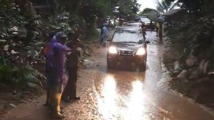 ATASI LONGSOR - Petugas gabungan langsung melakukan evakuasi material longsor dan memberlakukan One Way di lokasi longsor, Kecamatan Jatiwaras, Kabupaten Tasikmalaya, Selasa (2/4/2025).