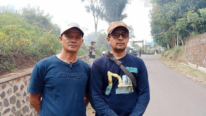 Ayi Koswara (kiri), Ketua RW 03 Banyumukti di Cianjung, Tanjungsari, Sumedang, Selasa (18/6/2024).