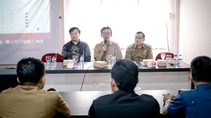 BIMTEK LAYANAN CALL CENTER - Dinas Komunikasi dan Informatika (Diskominfo) Kabupaten Ciamis menyelenggarakan Bimbingan Teknis (Bimtek) terkait layanan Call Center 112 yang berlangsung di Ruang Pelatihan Lembaga Pengadaan Secara Elektronik (LPSE) Kabupaten Ciamis, dengan menggandeng PT DSI Jakarta sebagai mitra teknis, pada Senin (19/5/2025).