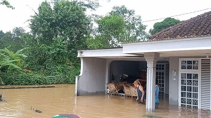 BANJIR DI TANJUNGSARI - Kondisi terkini banjir yang merendam wilayah Desa Tanjungsari Kecamatan Sukaresik, Kabupaten Tasikmalaya belum surut, Rabu (21/5/2025).