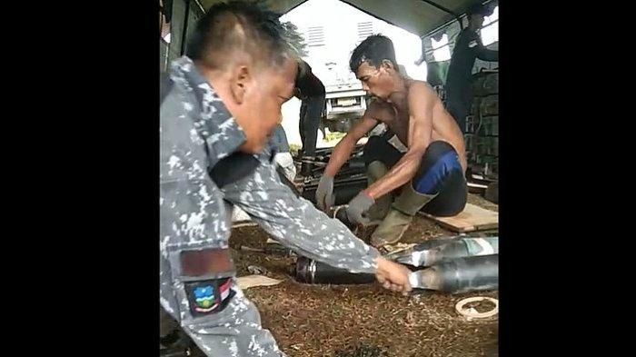 BANTU PEMUSNAHAN - Video detik-detik Rustiawan dan kawan-kawan saat ditugaskan untuk proses pemusnahan amunisi di Desa Sagara, Kecamatan Cibalong, Kabupaten Garut, Jawa Barat, beredar luas.