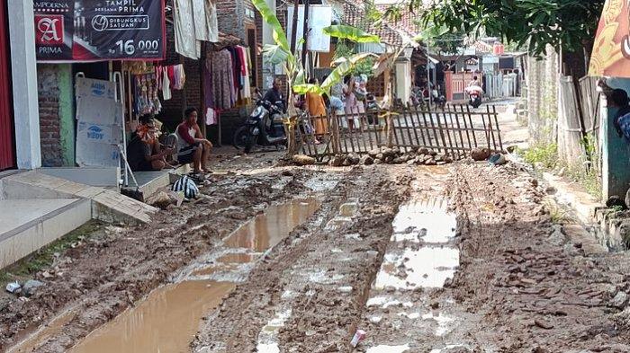 JALAN RUSAK - Warga di dua Desa Japura Kidul, Kecamatan Astanajapura dan Desa Japura Lor, Kecamatan Pangenan, Kabupaten Cirebon, Jawa Barat, nekat memblokade jalan penghubung antardesa karena rusak parah dan dipenuhi lumpur. Aksi itu dilakukan sebagai bentuk protes karena jalan tersebut tak kunjung diperbaiki selama lebih dari 15 tahun. 