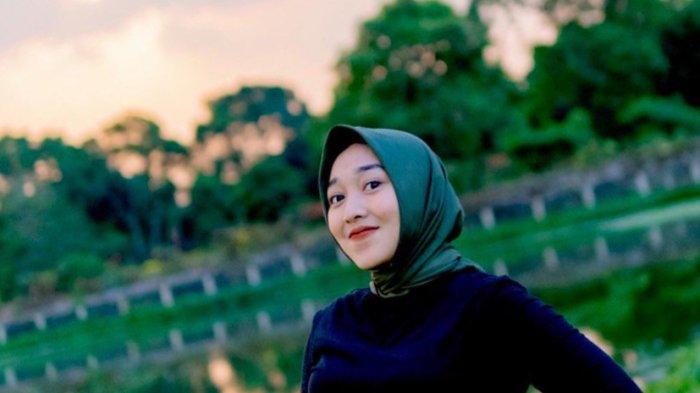 Bobotoh geulis asal Kota Bandung, Riska Leoni (23)