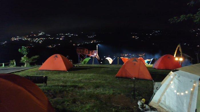 Bukit Baros Panjalu yang berlokasi di Dusun Baros, Desa Ciomas, Kecamatan Panjalu, Kabupaten Ciamis menjadi salah satu rekomendasi tempat kemping terbaik di Ciamis.