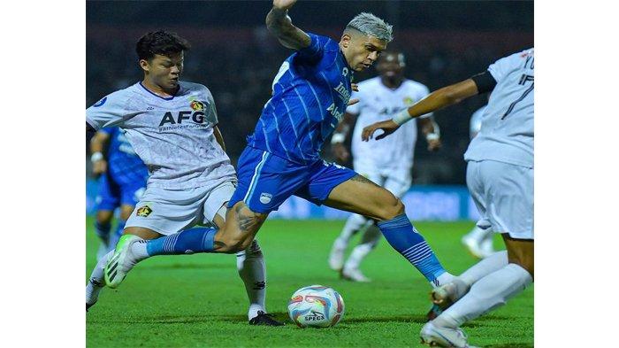 Striker Persib Bandung, Ciro Alves, melewati hadangan pemain Persik Kediri pada laga yang diselenggarakan di Stadion Brawijaya, Kediri, malam ini, Jumat, 28 Juli 2023, dengan kick off 19.00 WIB. Hasil akhir Persik Kediri vs Persib Bandung, Maung Bandung sukses membalikkan keadaan dan menang 2-1.