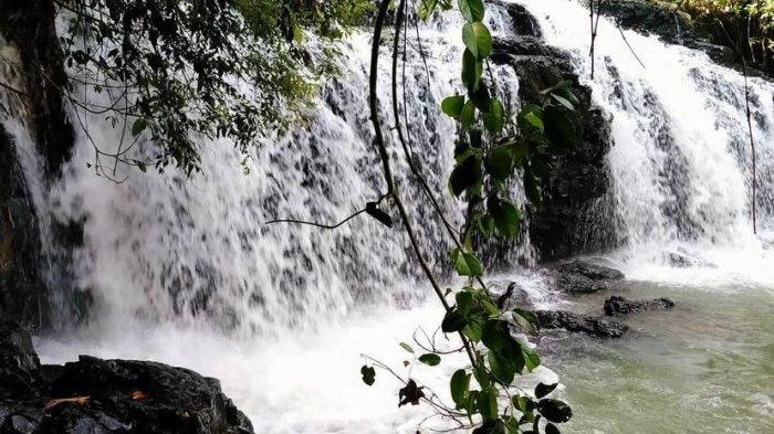 Curug Dengeng di Desa Tawang, Kecamatan Cikatomas, Kabupaten Tasikmalaya, Jawa Barat.