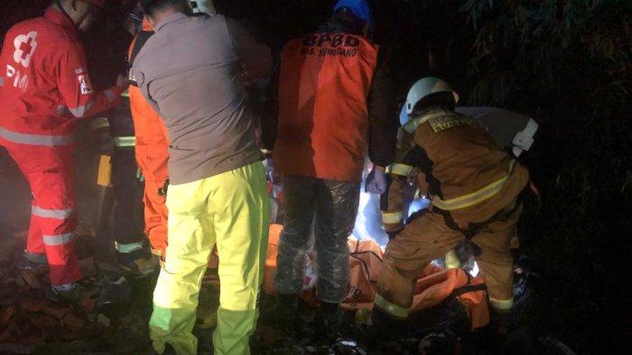 Mobil pemadam kebakaran bantu bersihkan material longsoran di Cadas Pangeran Sumedang