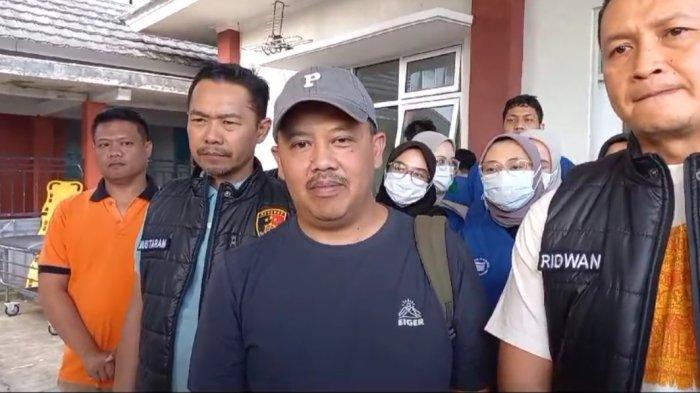 Tim forensik memeriksa mayat dalam karung di Sungai Brantas