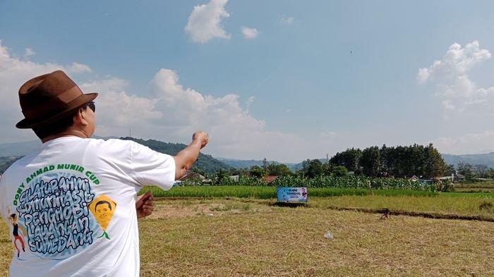 Dony Ahmad Munir saat memainkan layangan saat menggelar adu layangan Doamu Cup 2024, di Jalan Baru Assalam, Kelurahan Situ, Sumedang Utara, Sumedang, Sabtu-Minggu (10-11/8/2024).