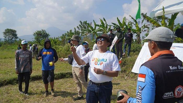 Dony Ahmad Munir saat memainkan layangan saat menggelar adu layangan Doamu Cup 2024, di Jalan Baru Assalam, Kelurahan Situ, Sumedang Utara, Sumedang, Sabtu-Minggu (10-11/8/2024).