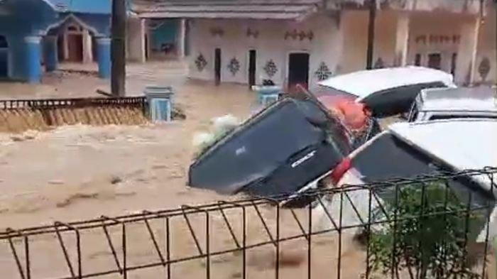 Enam mobil terseret banjir di Sukabumi