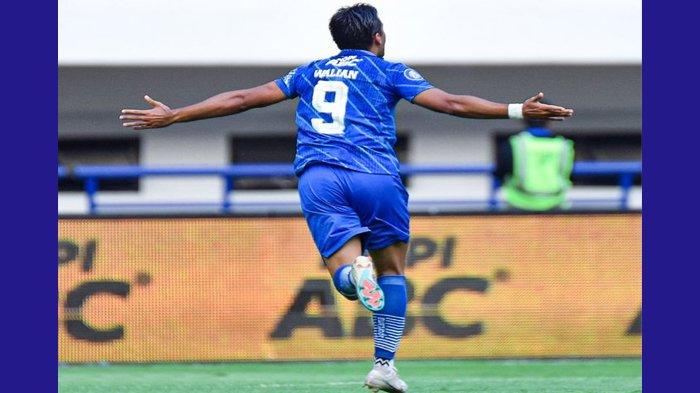 Ezra Walian saat menaklukkan Persikabo 1973 dengan skor 2-0, di Stadion GBLA Kota Bandung, Sabtu (16/9) lalu.