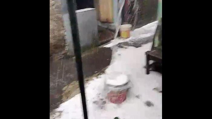 FENOMENA BUIH BUSA - Penampakan fenomena buih busa di lingkungan pemukiman warga Kampung Cipicung, Kelurahan Tugujaya, Kecamatan Cihideung, Kota Tasikmalaya saat diguyur hujan deras, Kamis (27/2/2025) siang. Kejadian ini membuat heboh warga setempat.