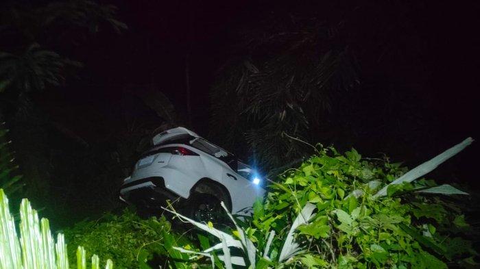 Fortuner ke jurang pangandara