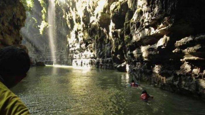 Wisatawan berenang di Green Canyon, Cijulang, Pangandaran, Jawa Barat, Sabtu (4/5/2013). Obyek wisata ini menawarkan keindahan dinding bebatuan yang ditutupi lumut dan wisatawan dapan menikmatinya dengan menyusuri sungai menggunakan perahu.(KOMPAS IMAGES / RODERICK ADRIAN MOZES)