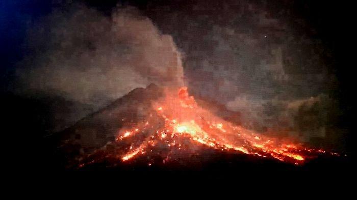 Gunung Merapi erupsi luncurkan guguran awan panas, Sabtu malam (20/7/2024).