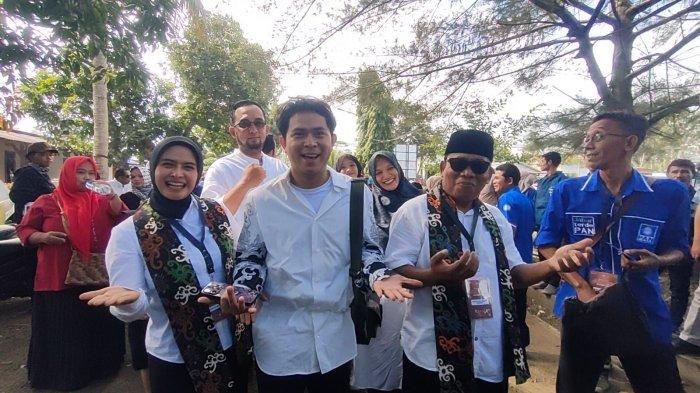Hari terakhir prosesi penerimaan pendaftaran pasangan calon (Paslon) Bupati dan Wakil Bupati, Paslon Citra Pitriyami - Ino Darsono daftar ke KPU Kabupaten Pangandaran Jawa Barat, Kamis (29/8/2024).
