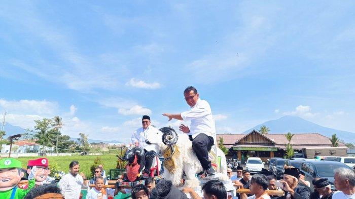 Helmi Budiman dan Yudi Lasminingrat pasangan calon bupati dan wakil bupati Kabupaten Garut resmi mendaftar ke Komisi Pemilihan Umum (KPU) dalam kontestasi Pilkada 2024.